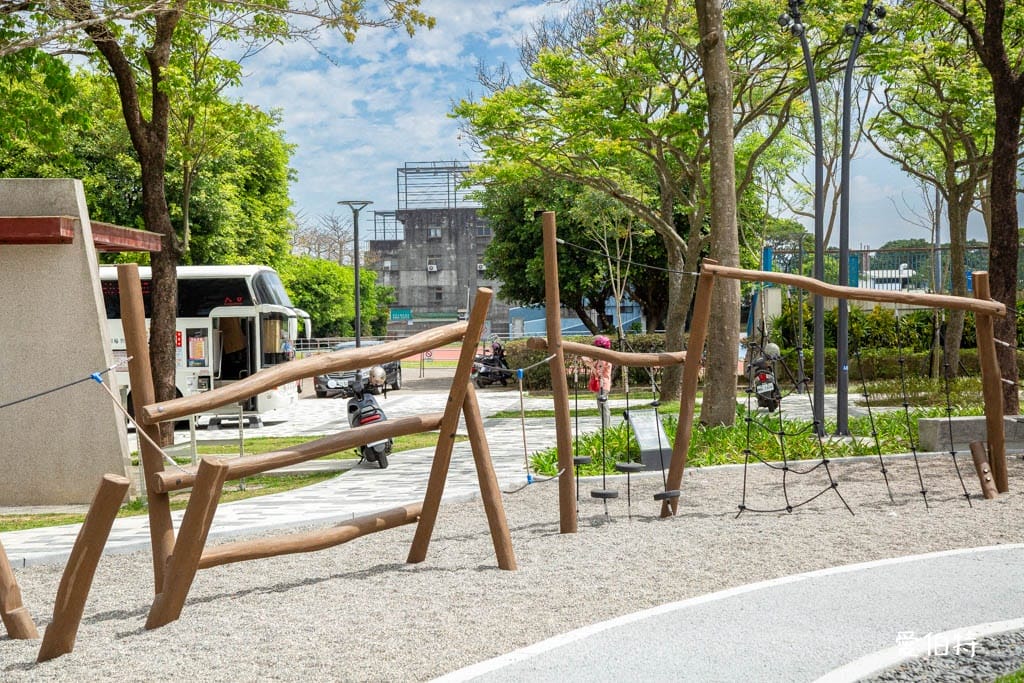 桃園龍潭運動公園｜軍事主題共融遊戲場，玩水沙坑超好停車