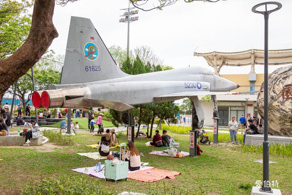 桃園龍潭運動公園｜軍事主題共融遊戲場，玩水沙坑超好停車