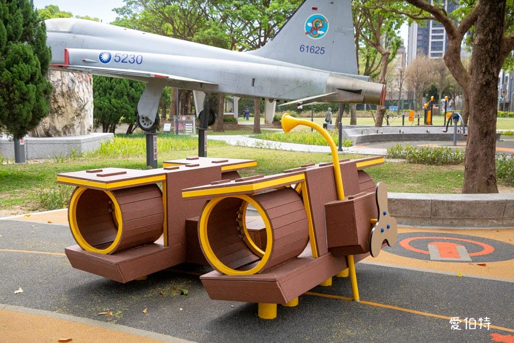 桃園龍潭運動公園｜軍事主題共融遊戲場，玩水沙坑超好停車