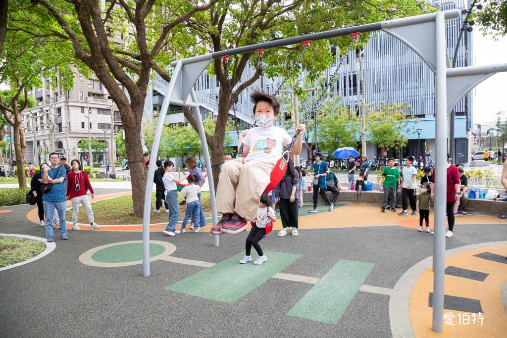桃園龍潭運動公園｜軍事主題共融遊戲場，玩水沙坑超好停車