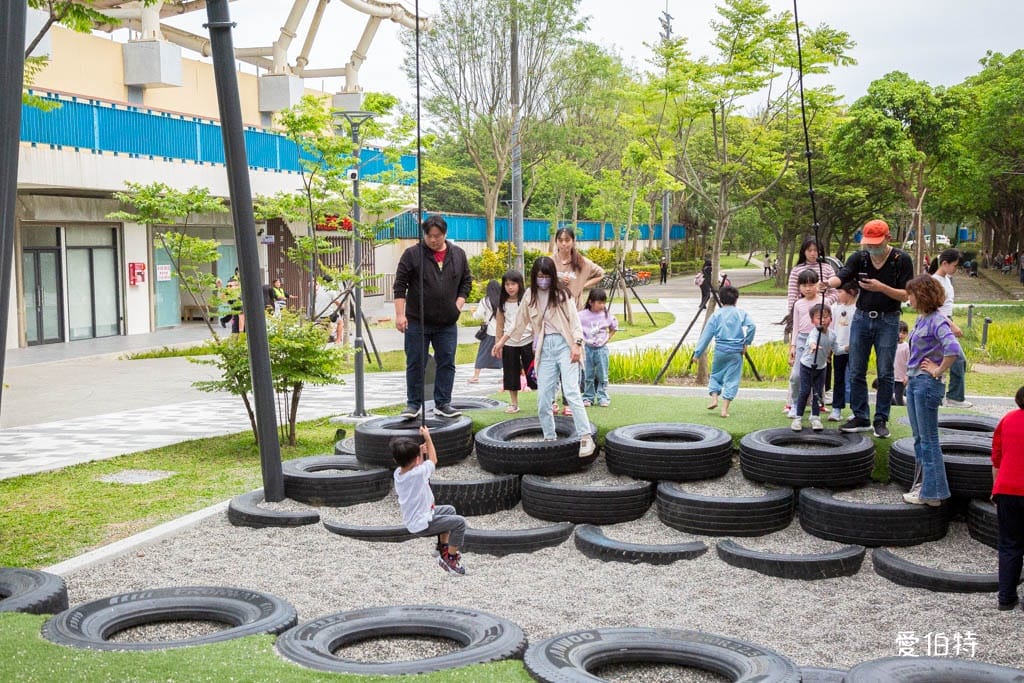桃園龍潭運動公園｜軍事主題共融遊戲場，玩水沙坑超好停車