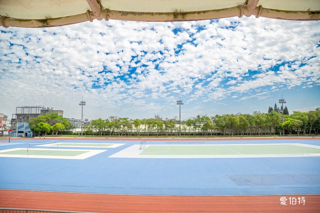 桃園龍潭運動公園｜軍事主題共融遊戲場，玩水沙坑超好停車