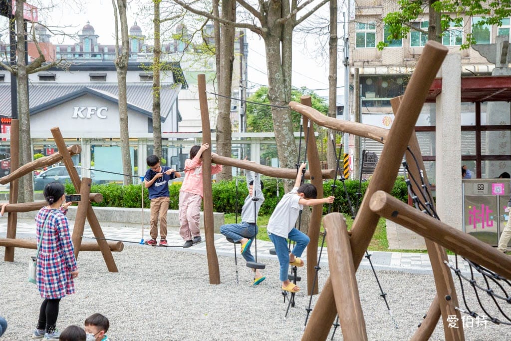 桃園龍潭運動公園｜軍事主題共融遊戲場，玩水沙坑超好停車