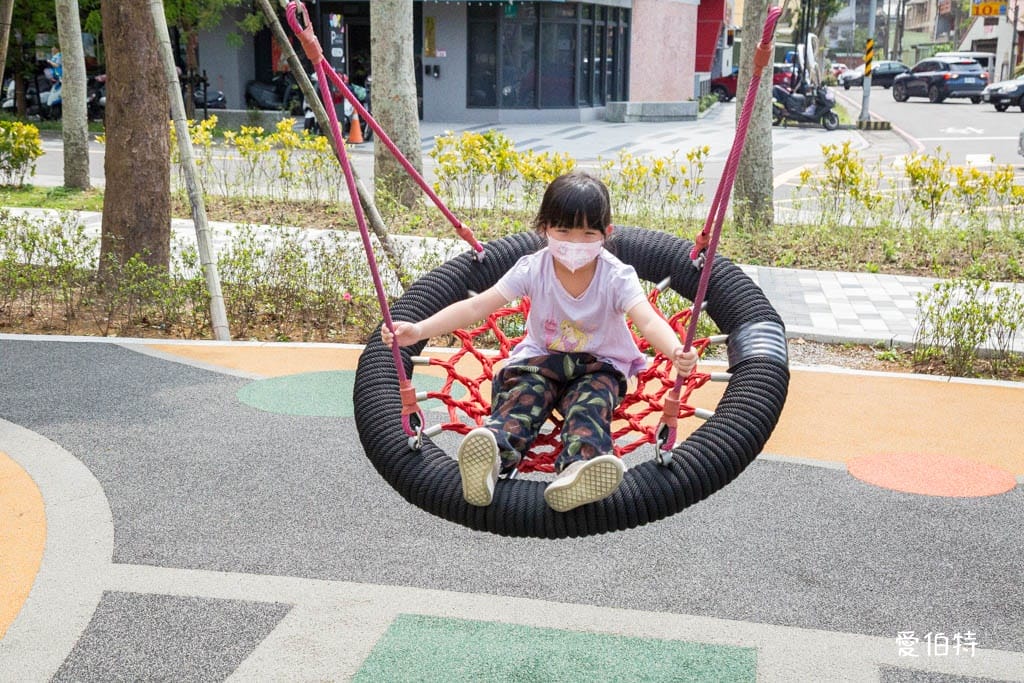 桃園龍潭運動公園｜軍事主題共融遊戲場，玩水沙坑超好停車