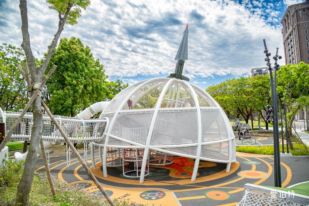 桃園龍潭運動公園｜軍事主題共融遊戲場，玩水沙坑超好停車