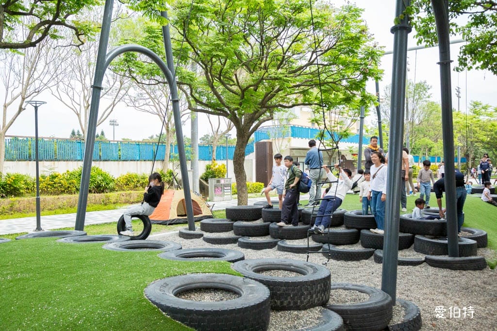 桃園龍潭運動公園｜軍事主題共融遊戲場，玩水沙坑超好停車