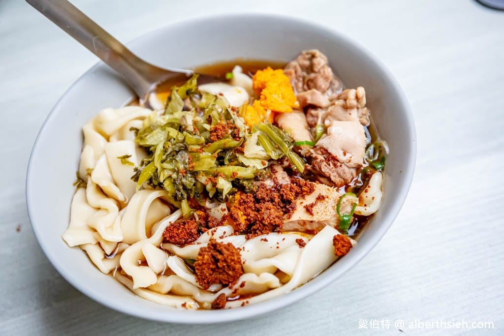 建宏牛肉麵｜台北西門町美食，肉多麵多價格實在，可以吃粗飽