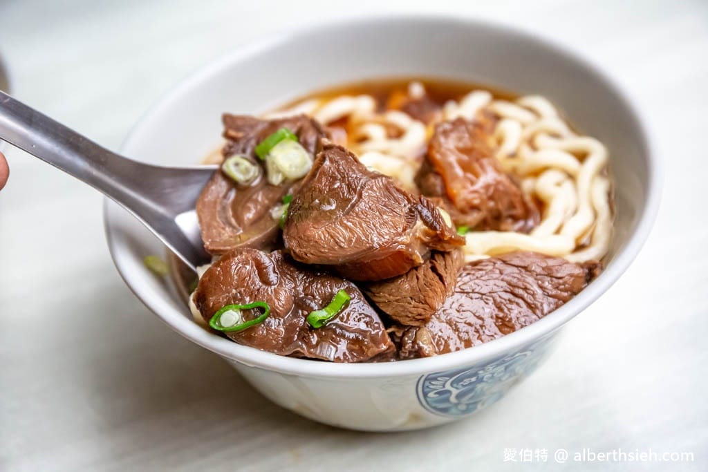 建宏牛肉麵｜台北西門町美食，肉多麵多價格實在，可以吃粗飽