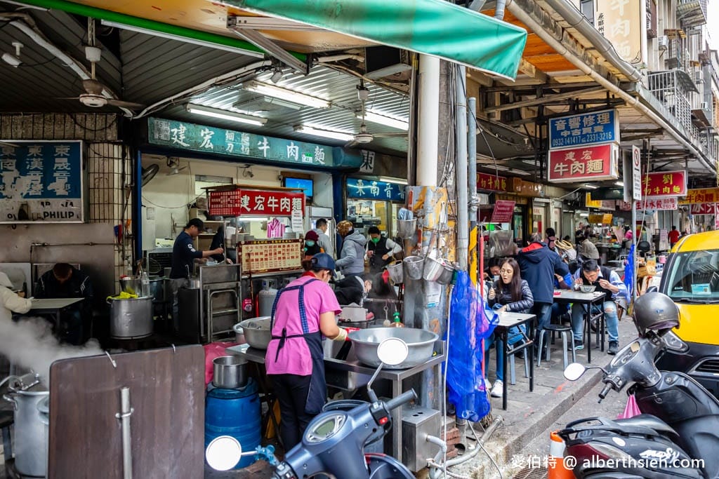 建宏牛肉麵｜台北西門町美食，肉多麵多價格實在，可以吃粗飽