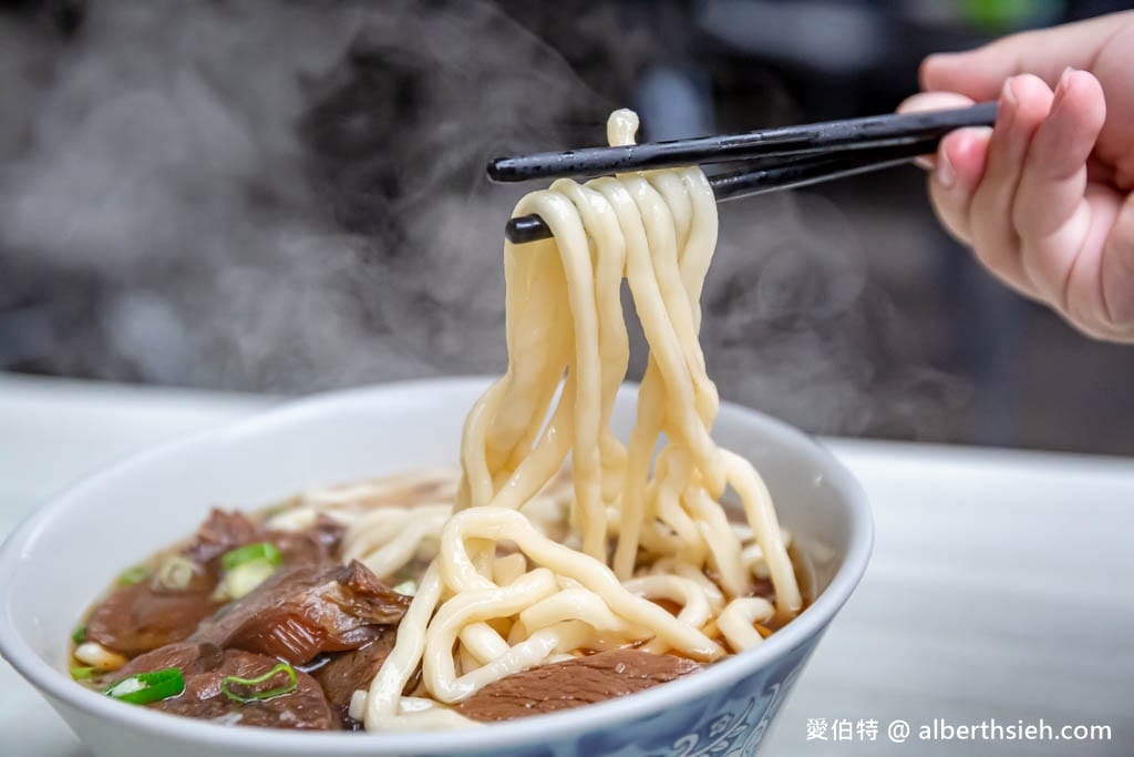 建宏牛肉麵｜台北西門町美食，肉多麵多價格實在，可以吃粗飽