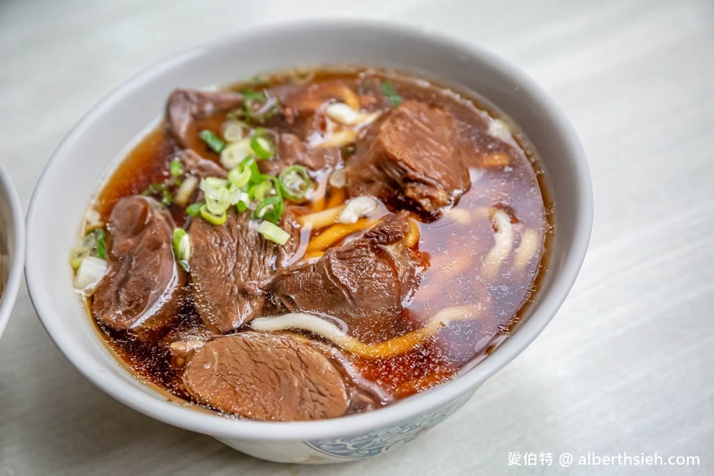 建宏牛肉麵｜台北西門町美食，肉多麵多價格實在，可以吃粗飽
