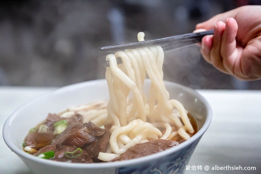 建宏牛肉麵｜台北西門町美食，肉多麵多價格實在，可以吃粗飽