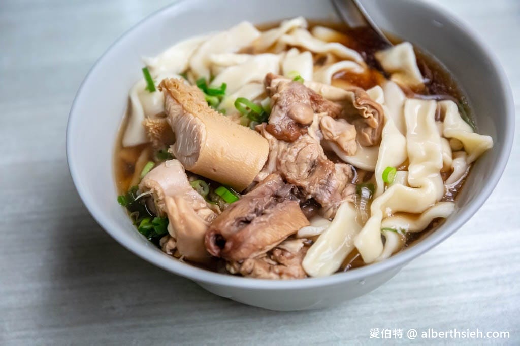 建宏牛肉麵｜台北西門町美食，肉多麵多價格實在，可以吃粗飽