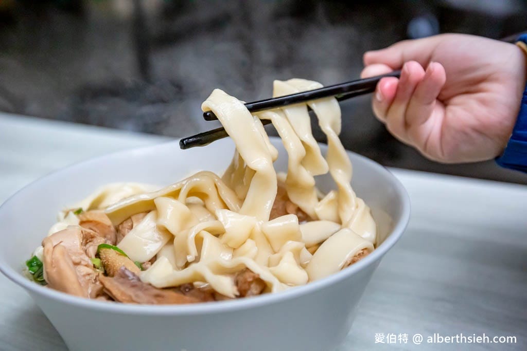 建宏牛肉麵｜台北西門町美食，肉多麵多價格實在，可以吃粗飽
