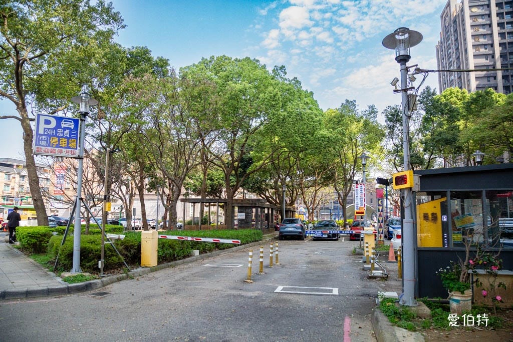 龍岡忠貞市場哪裡有停車場？附近路邊停車格，搭乘公車