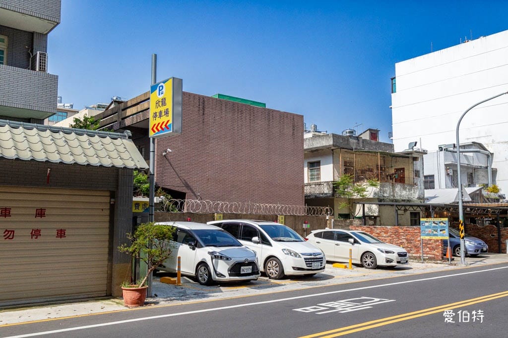 龍岡忠貞市場哪裡有停車場？附近路邊停車格，搭乘公車