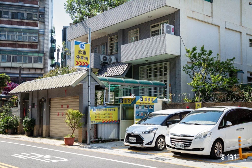 龍岡忠貞市場哪裡有停車場？附近路邊停車格，搭乘公車
