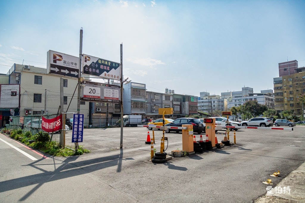 龍岡忠貞市場哪裡有停車場？附近路邊停車格，搭乘公車