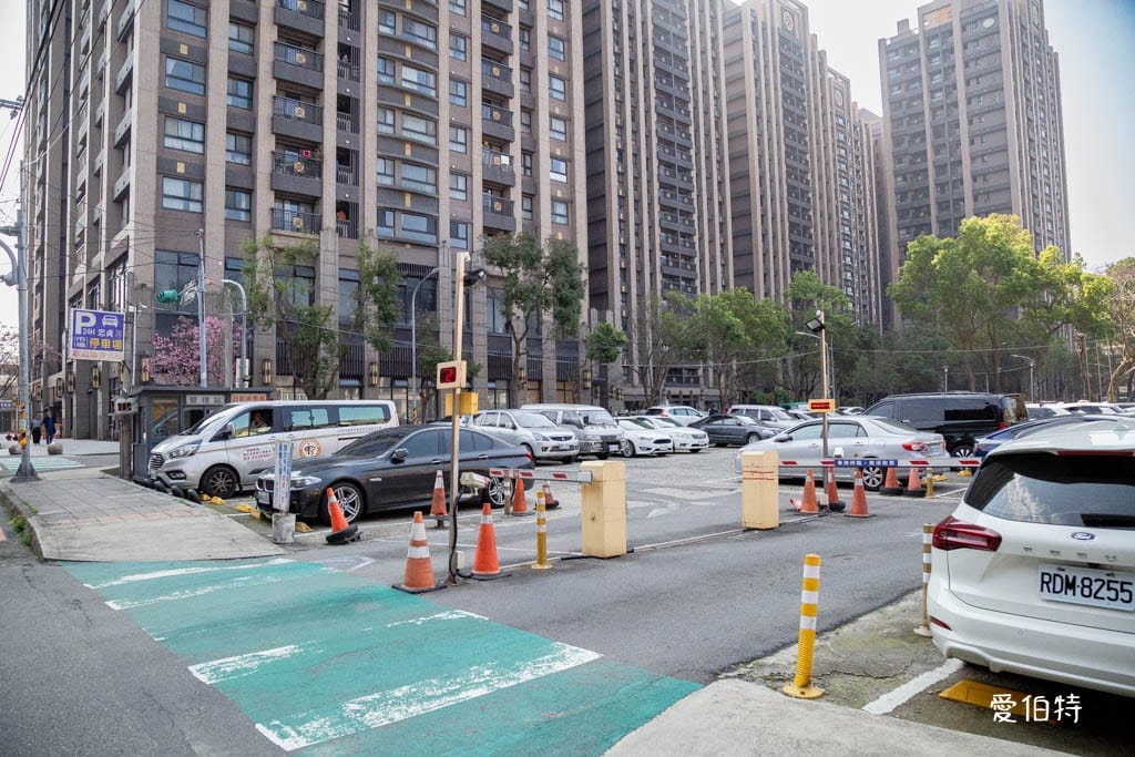 龍岡忠貞市場哪裡有停車場？附近路邊停車格，搭乘公車