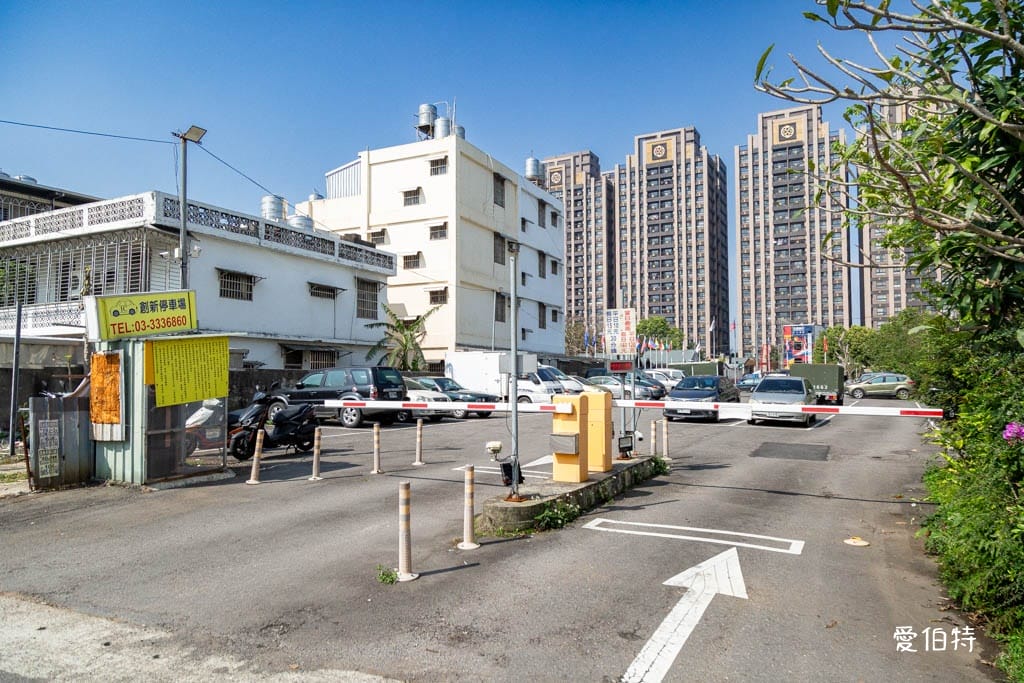 龍岡忠貞市場哪裡有停車場？附近路邊停車格，搭乘公車