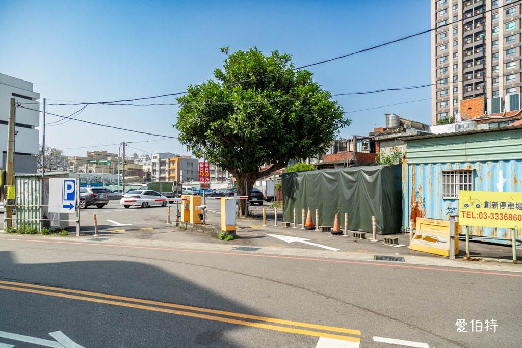 龍岡忠貞市場哪裡有停車場？附近路邊停車格，搭乘公車