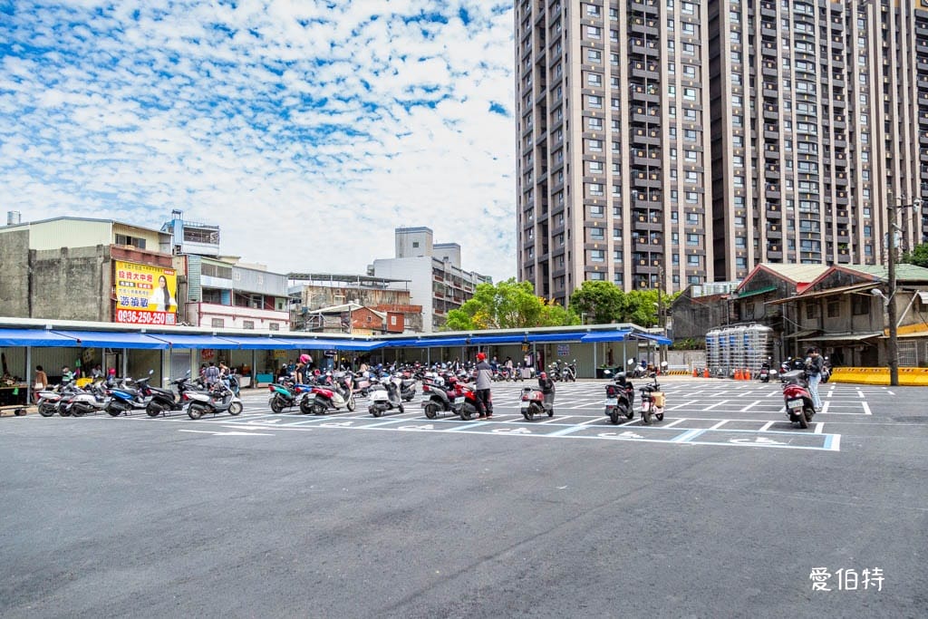 龍岡忠貞市場哪裡有停車場？附近路邊停車格，搭乘公車