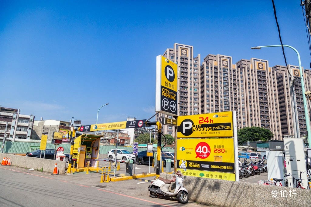 龍岡忠貞市場哪裡有停車場？附近路邊停車格，搭乘公車