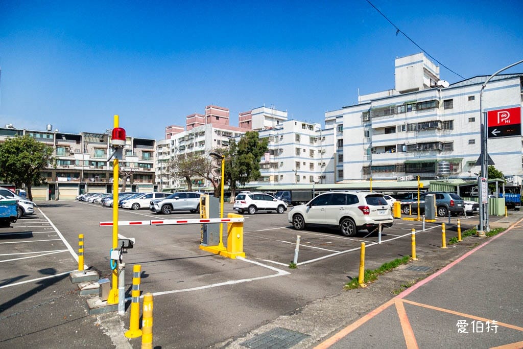 龍岡忠貞市場哪裡有停車場？附近路邊停車格，搭乘公車