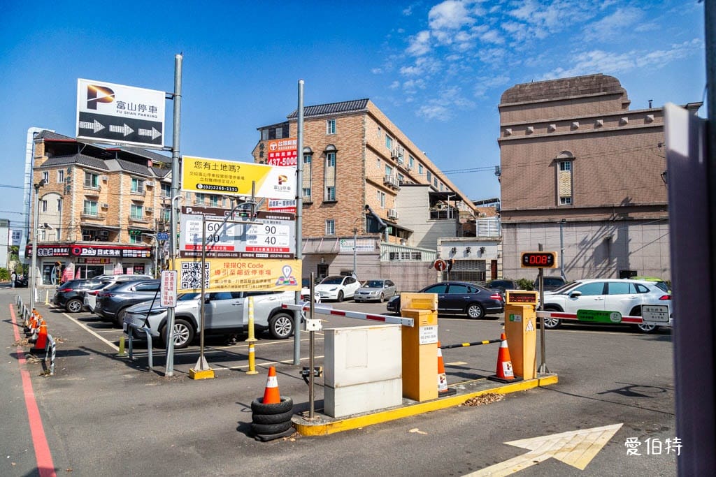 龍岡忠貞市場哪裡有停車場？附近路邊停車格，搭乘公車