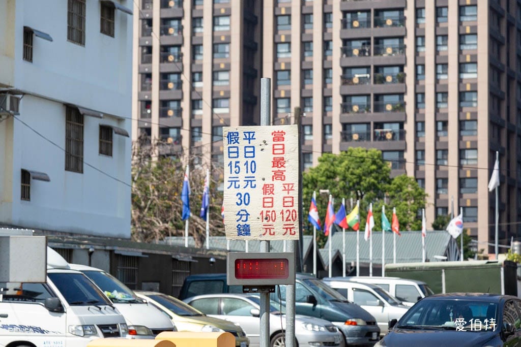 龍岡忠貞市場哪裡有停車場？附近路邊停車格，搭乘公車
