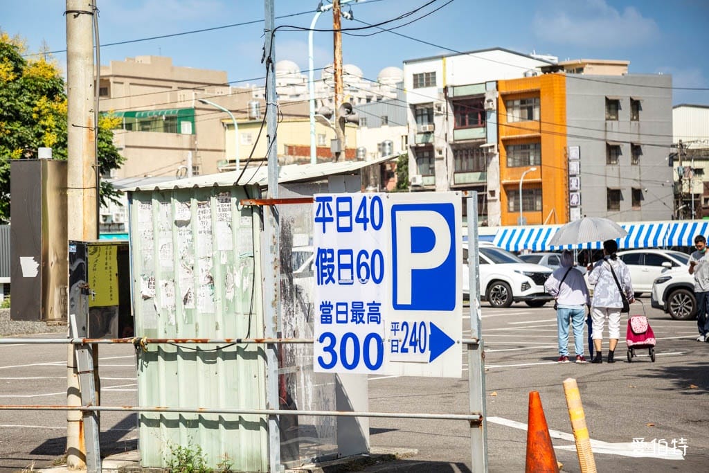 龍岡忠貞市場哪裡有停車場？附近路邊停車格，搭乘公車