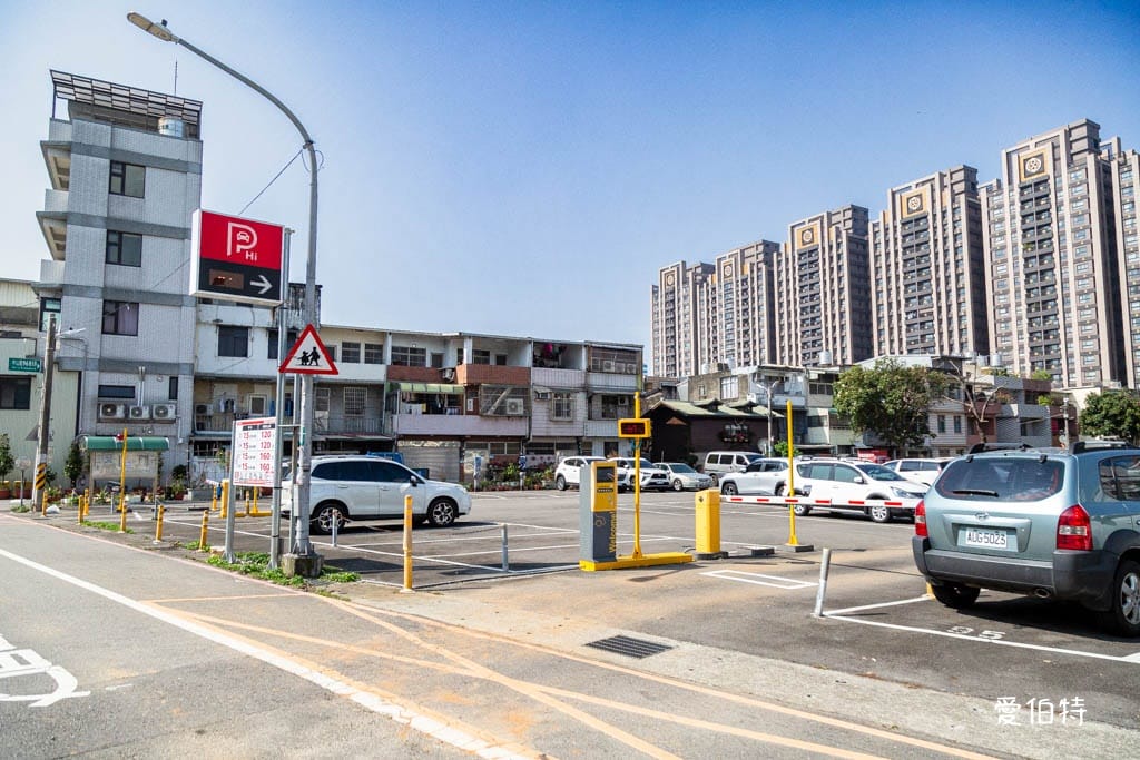 龍岡忠貞市場哪裡有停車場？附近路邊停車格，搭乘公車