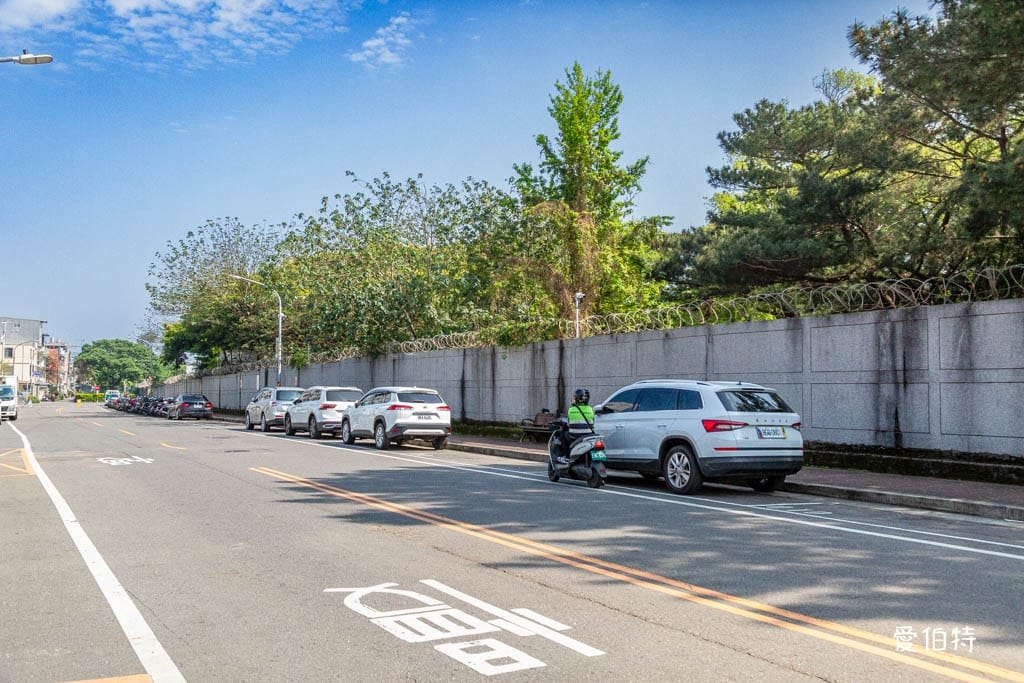 龍岡忠貞市場哪裡有停車場？附近路邊停車格，搭乘公車