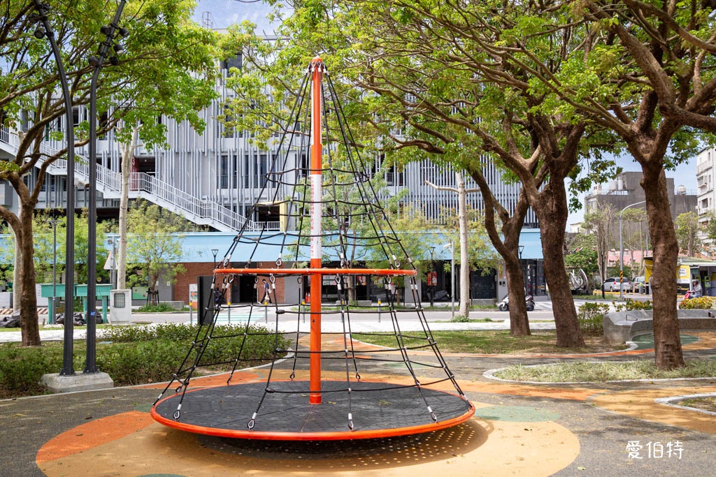 桃園龍潭運動公園｜兒童共融式遊戲場，沙坑、轉轉樂、玩水池 @愛伯特