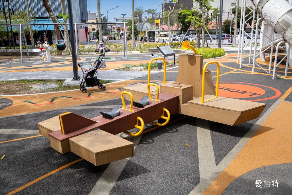 桃園龍潭運動公園｜兒童共融式遊戲場，沙坑、轉轉樂、玩水池 @愛伯特