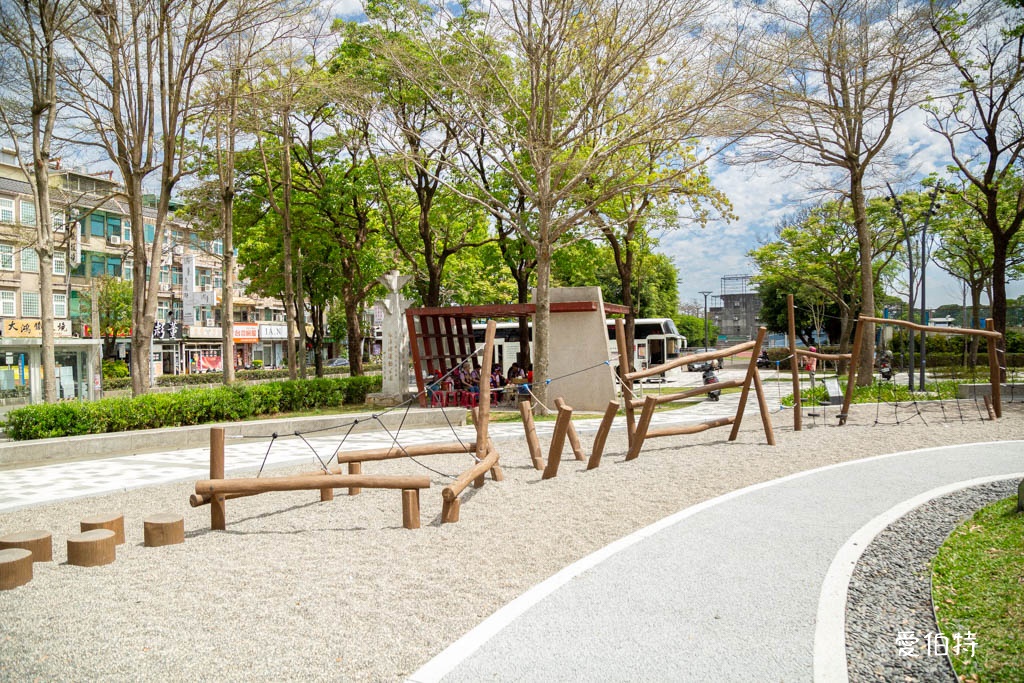 桃園龍潭運動公園｜兒童共融式遊戲場，沙坑、轉轉樂、玩水池 @愛伯特
