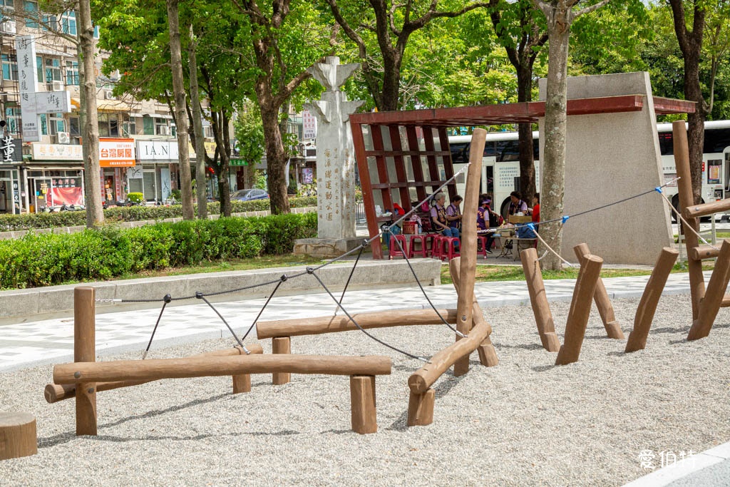 桃園龍潭運動公園｜兒童共融式遊戲場，沙坑、轉轉樂、玩水池 @愛伯特