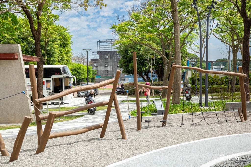 桃園龍潭運動公園｜兒童共融式遊戲場，沙坑、轉轉樂、玩水池 @愛伯特