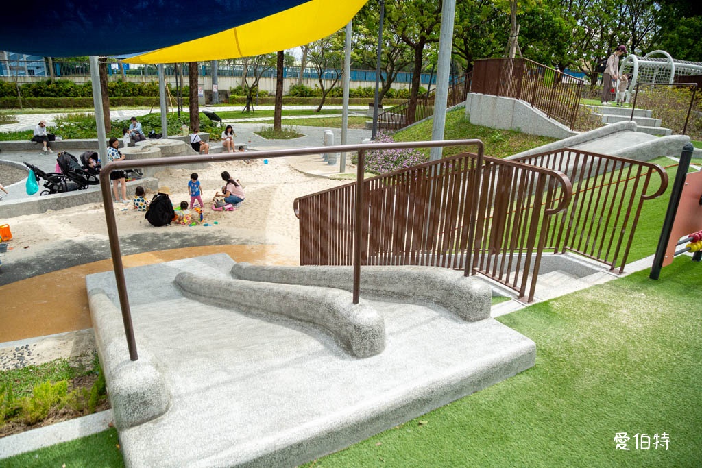 桃園龍潭運動公園｜兒童共融式遊戲場，沙坑、轉轉樂、玩水池 @愛伯特