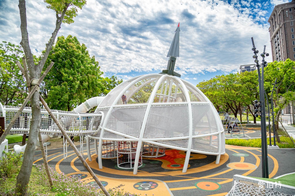 桃園龍潭運動公園｜兒童共融式遊戲場，沙坑、轉轉樂、玩水池 @愛伯特