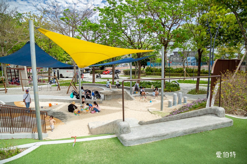 桃園龍潭運動公園｜兒童共融式遊戲場，沙坑、轉轉樂、玩水池 @愛伯特