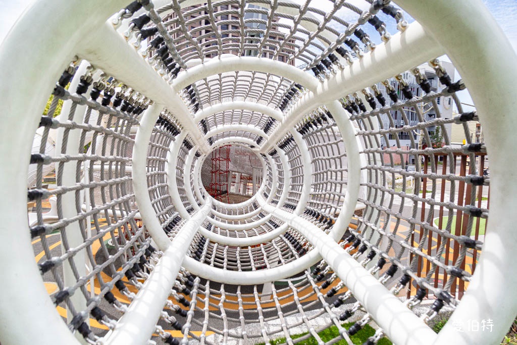 桃園龍潭運動公園｜兒童共融式遊戲場，沙坑、轉轉樂、玩水池 @愛伯特