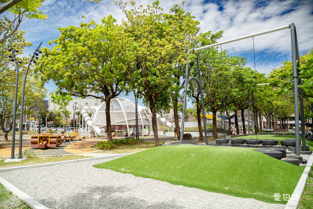 桃園龍潭運動公園｜兒童共融式遊戲場，沙坑、轉轉樂、玩水池 @愛伯特