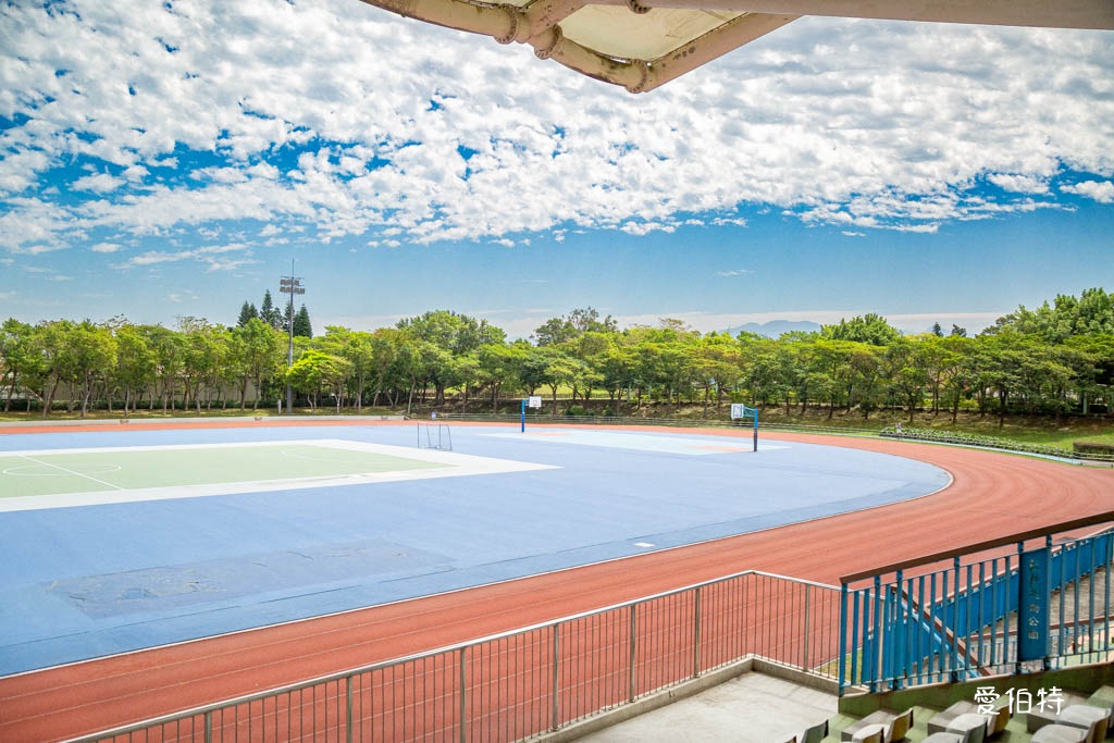 桃園龍潭運動公園｜兒童共融式遊戲場，沙坑、轉轉樂、玩水池 @愛伯特