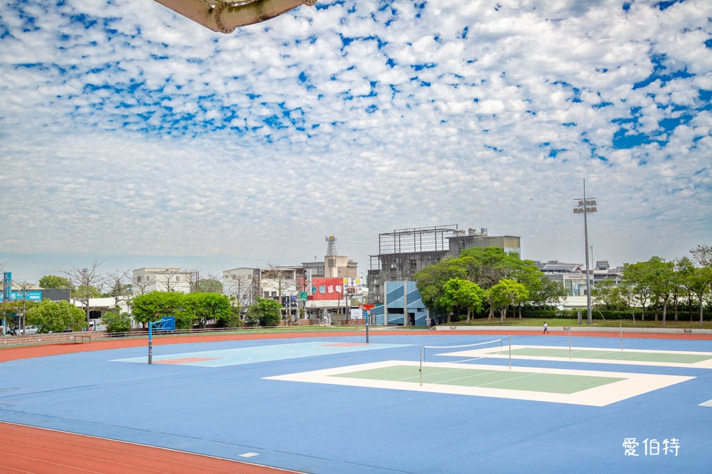 桃園龍潭運動公園｜兒童共融式遊戲場，沙坑、轉轉樂、玩水池 @愛伯特
