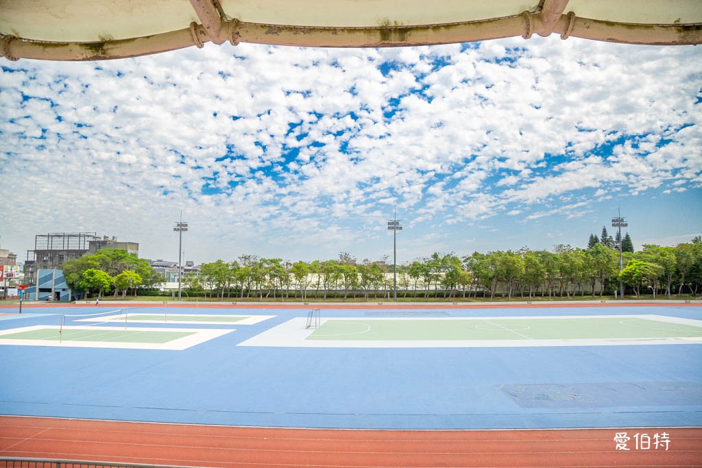 桃園龍潭運動公園｜兒童共融式遊戲場，沙坑、轉轉樂、玩水池 @愛伯特