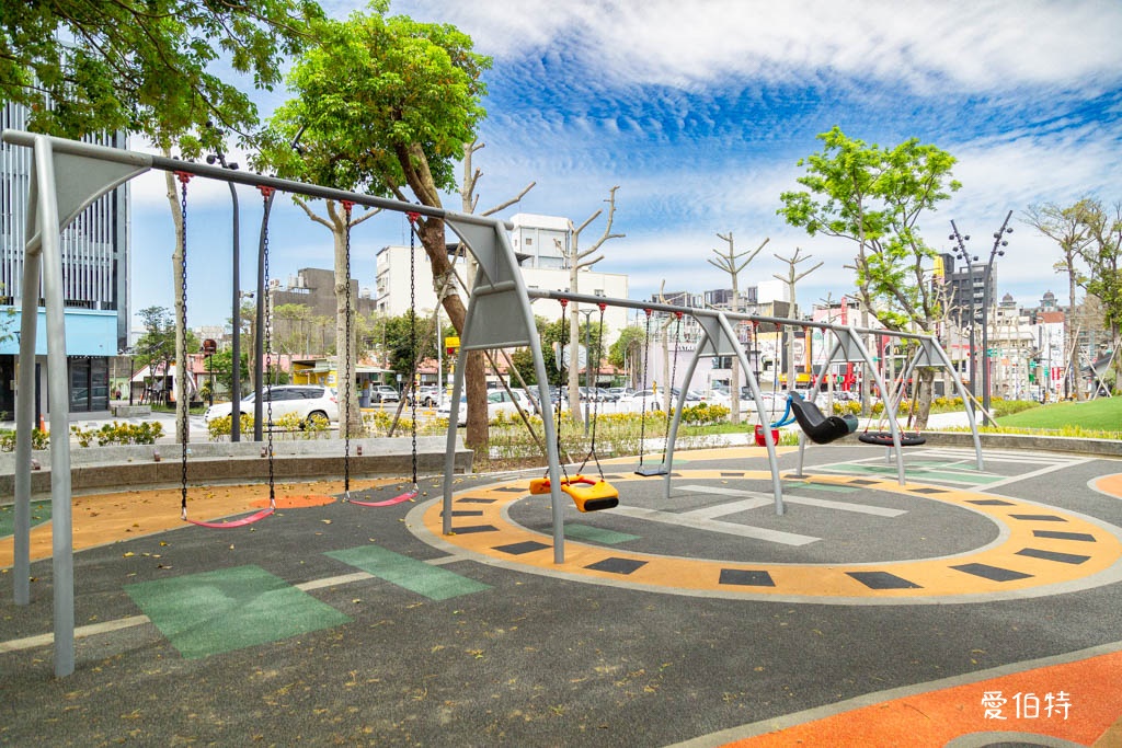 桃園龍潭運動公園｜兒童共融式遊戲場，沙坑、轉轉樂、玩水池 @愛伯特
