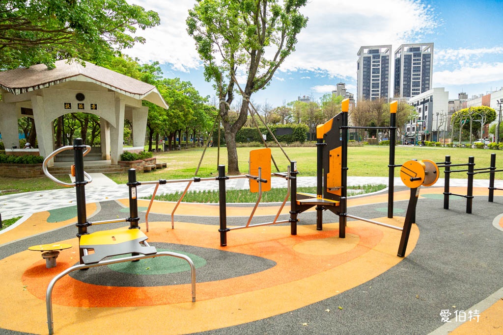 桃園龍潭運動公園｜兒童共融式遊戲場，沙坑、轉轉樂、玩水池 @愛伯特