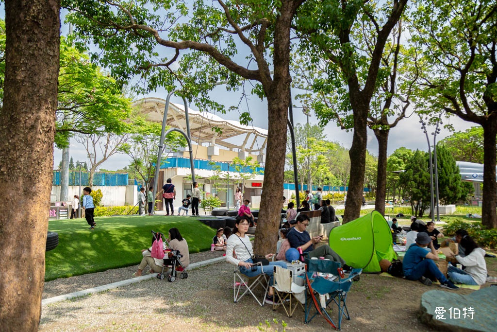 桃園龍潭運動公園｜兒童共融式遊戲場，沙坑、轉轉樂、玩水池 @愛伯特