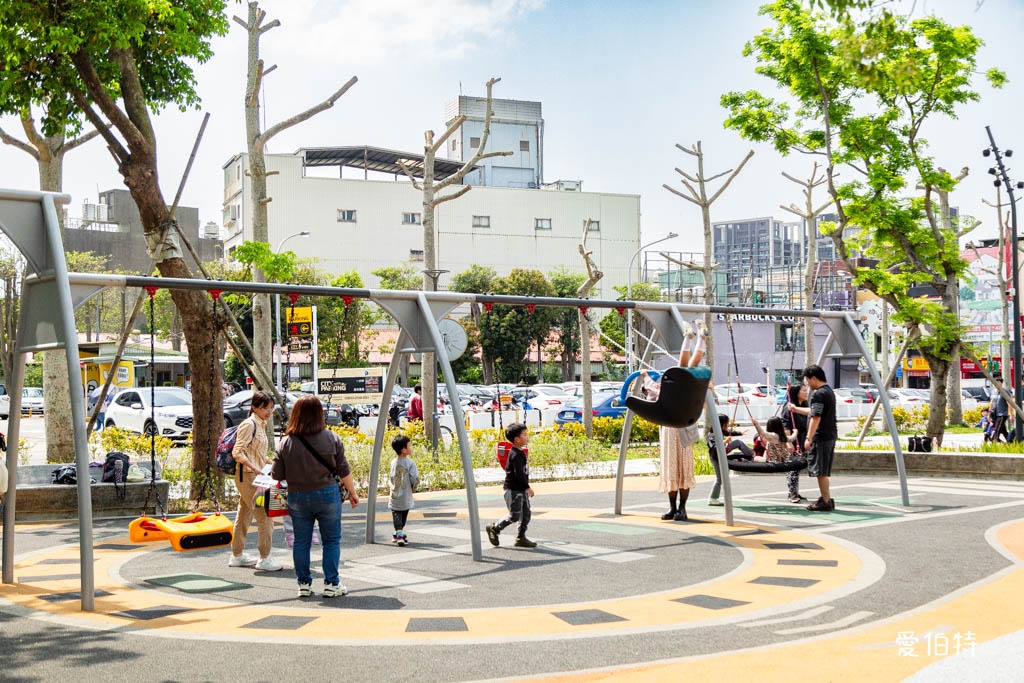 桃園龍潭運動公園｜兒童共融式遊戲場，沙坑、轉轉樂、玩水池 @愛伯特